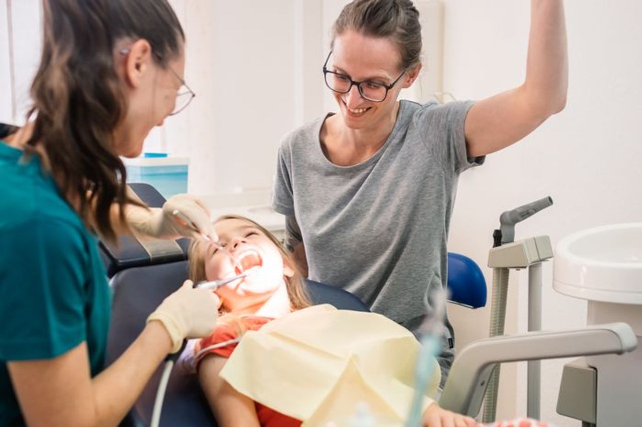 Zahnbehandlung Kinder Familien 700